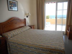 Posteľ alebo postele v izbe v ubytovaní Apartamentos Nerja Bahia