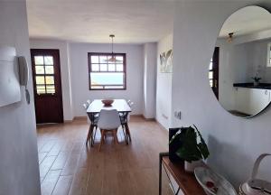 une salle à manger avec une table et un miroir dans l'établissement Pem House, apartamento con vistas al mar, à Santa Cruz de la Palma 16 autres photos