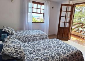 une chambre avec deux lits et une fenêtre dans l'établissement Pem House, apartamento con vistas al mar, à Santa Cruz de la Palma