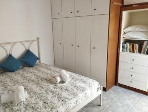 a bedroom with a bed with blue pillows at Fay's House in Mesagrós