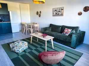 a living room with a couch and a table at Somptueux près de Disneyland in Chessy