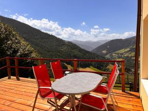 AschbachFrankenberg Ferienwohnung的观景甲板上配有一张桌子和四把椅子