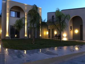 Κήπος έξω από το Monk Luxury Apartments