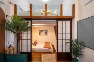 una piccola camera da letto con un letto in una stanza di 上海小胖纸民宿-武康大楼3店-老吉士 a Shanghai