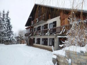 圣雷热雷梅累兹Maison charmante à Saint-Léger-les-Mélèzes avec jardin clôturé的前面的地面上积雪的建筑