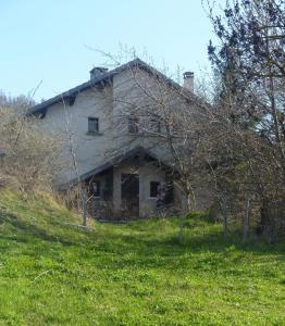 圣雷热雷梅累兹Maison charmante à Saint-Léger-les-Mélèzes avec jardin clôturé的一座位于草地顶部的老房子 更多9张照片
