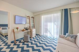 Televízia a/alebo spoločenská miestnosť v ubytovaní Tuscany Hotel Alle Dune