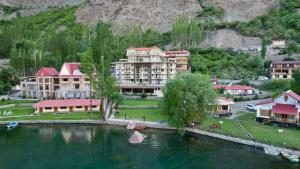 锡卡都Tibet Hotel的一组靠近水体的建筑