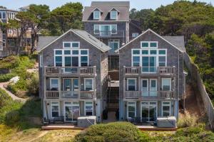 an aerial view of a large house at Glimmering Sands in Depoe Bay