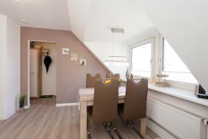 グレーミッツにあるFerienwohnung Seeblickのテーブルと椅子と窓のあるダイニングルーム