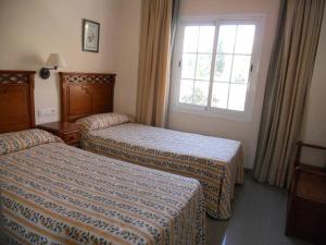 Posteľ alebo postele v izbe v ubytovaní Apartamentos Nerja Bahia