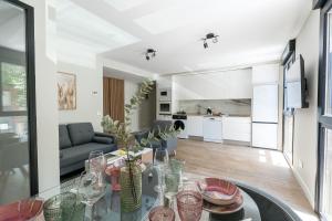 a living room with a table with wine glasses at Acogedor Refugio con Terraza in Alcalá de Henares