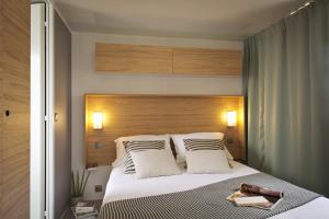 Camping Domaine de la Ville Huchet客房内的一张或多张床位
