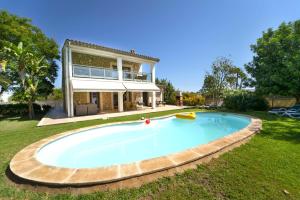 Swimmingpoolen hos eller tæt på Villa can Costa by homevillas360