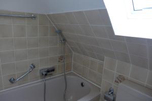 ein Badezimmer mit Dusche und Badewanne in der Unterkunft Ferienwohnung Parkresidenz in Goslar + 13 Fotos