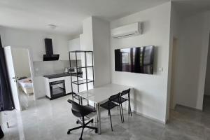 Televízia a/alebo spoločenská miestnosť v ubytovaní Air conditioned 2 room Apartment Vienna Gate, 4