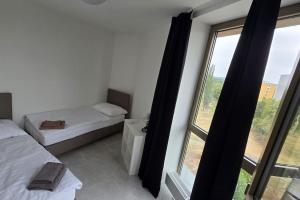 Posteľ alebo postele v izbe v ubytovaní Air conditioned 2 room Apartment Vienna Gate, 4