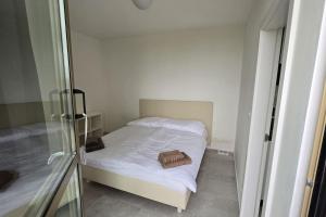 Posteľ alebo postele v izbe v ubytovaní Air conditioned 2 room Apartment Vienna Gate, 4