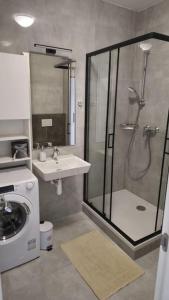 Kúpeľňa v ubytovaní Air conditioned 2 room Apartment Vienna Gate, 4