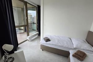 Posteľ alebo postele v izbe v ubytovaní Air conditioned 2 room Apartment Vienna Gate, 4