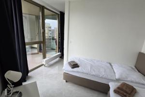 Posteľ alebo postele v izbe v ubytovaní Air conditioned 2 room Apartment Vienna Gate, 4