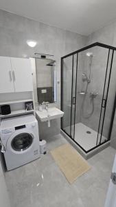 Kúpeľňa v ubytovaní Air conditioned 2 room Apartment Vienna Gate, 4 + 25 fotografií