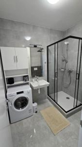 Kúpeľňa v ubytovaní Air conditioned 2 room Apartment Vienna Gate, 4