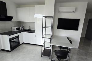 Kuchyňa alebo kuchynka v ubytovaní Air conditioned 2 room Apartment Vienna Gate, 4