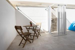 una sala da pranzo con un tavolo e due sedie di Casa Relax Torre Pali a Torre Pali