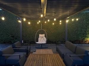 Un patio con sofás, un columpio y luces. en Casa Rascafría, en Rascafría