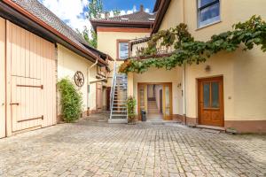 a cobblestone street in front of a house at Wohnung für 8 Personen in ehemaligem Weingut mit 4 Schlafzimmern in Rommersheim