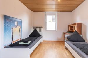 a room with two beds and a window at Wohnung für 8 Personen in ehemaligem Weingut mit 4 Schlafzimmern in Rommersheim