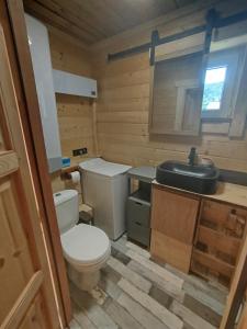 Koupelna v ubytování Chalet "Le Ressourcé" + 12 fotografií