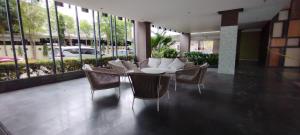 Posezení v ubytování Cozy Studio Condo at Mesatierra Garden Residences