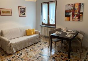 a living room with a couch and a table at Casa Seggiovia in Frabosa Soprana