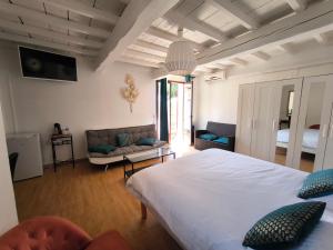 Ένα ή περισσότερα κρεβάτια σε δωμάτιο στο Hôtel Le Mas Des Amandiers +76 φωτογραφίες