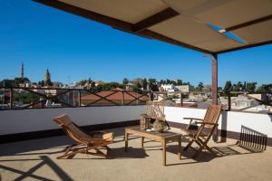 eine Terrasse mit 2 Stühlen und einem Tisch auf dem Dach in der Unterkunft Evdokia Hotel in Rhodos (Stadt)