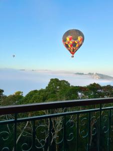 mongolfiera che vola su un balcone di Suíte Vista Azul - Frente para Pedra Azul a Pedra Azul