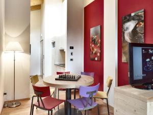 un comedor con una mesa y sillas con un tablero de ajedrez en Color Home Suite Apartments, en Predazzo