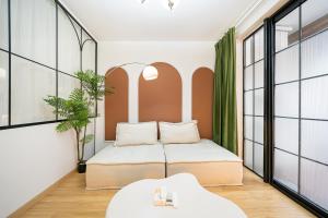 Voodi või voodid majutusasutuse 上海小胖纸民宿-南京西路3店-桃之夭夭 toas