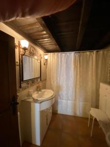 a bathroom with a sink and a mirror at El Capricho del Jerte in Casas del Castañar