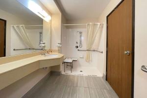 ein Badezimmer mit Waschbecken und Dusche in der Unterkunft Super 8 by Wyndham Columbia Clark Lane in Columbia + 47 Fotos