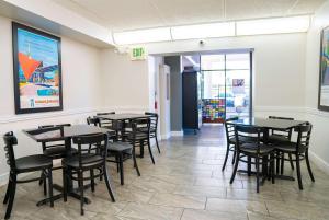 a restaurant with tables and chairs in a room at Howard Johnson by Wyndham Clearwater - Dunedin in Clearwater
