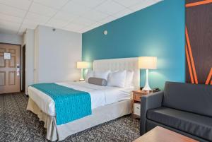 Elevation Inn & Suites, Trademark Collection by Wyndham客房内的一张或多张床位