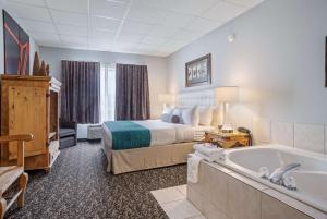 Elevation Inn & Suites, Trademark Collection by Wyndham客房内的一张或多张床位