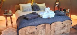Galeriebild der Unterkunft Scaldersitch Farm Boutique Glamping Tipi with private wood fired hot tub in Sheen