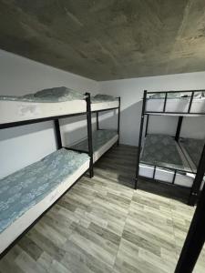 Ένα ή περισσότερα κρεβάτια σε δωμάτιο στο Hostel VANTA