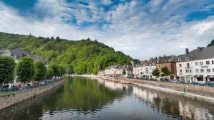 un río en una ciudad con casas y edificios en Hotel LA PLAGE, en Bouillon