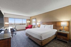 Postel nebo postele na pokoji v ubytování DoubleTree by Hilton Spokane City Center