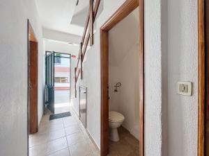 ポルト・ダ・クルースにあるCasa do Romaninhoの廊下(トイレ付)とバスルームへのドア